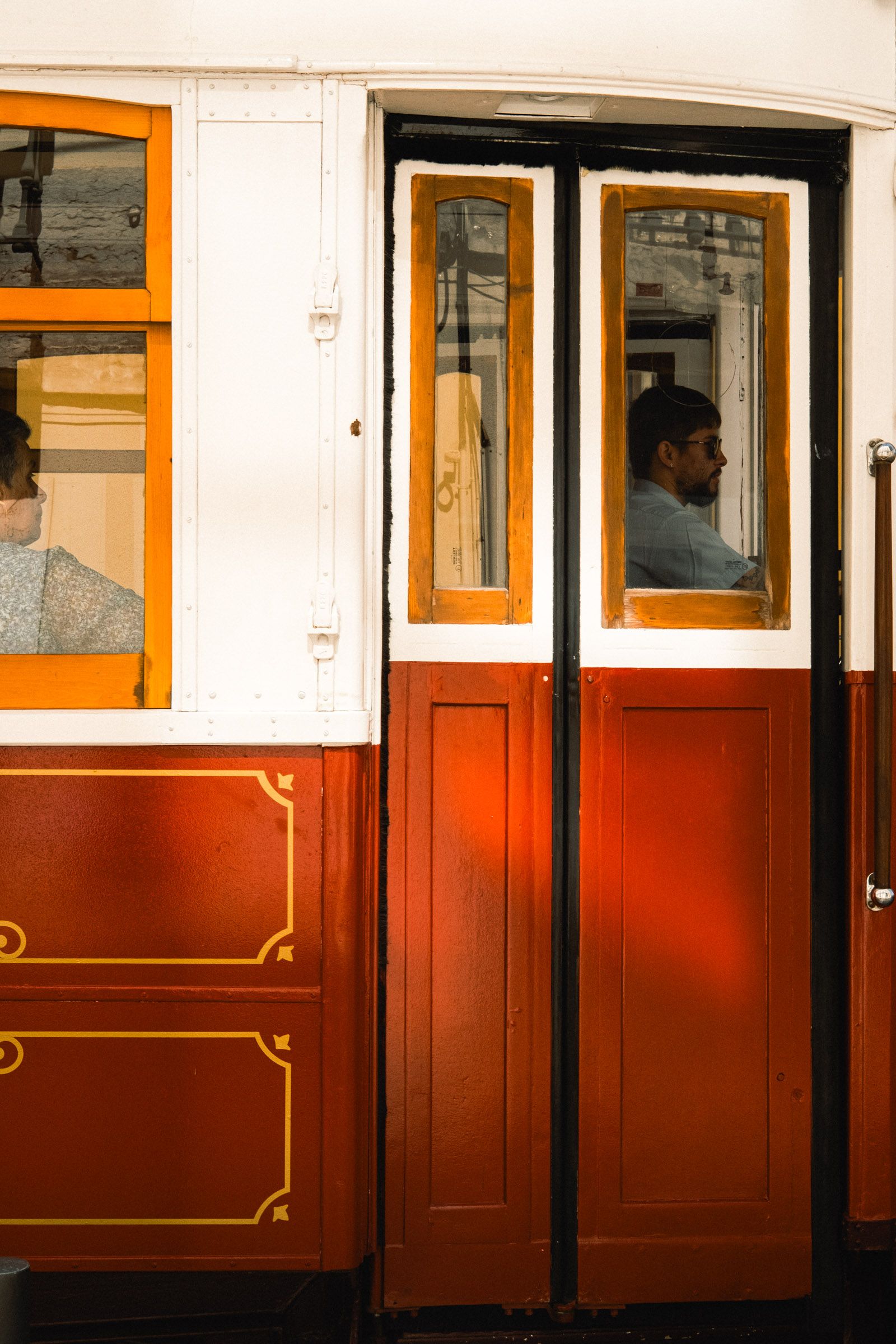 Rot-weiße Tür einer historischen Straßenbahn